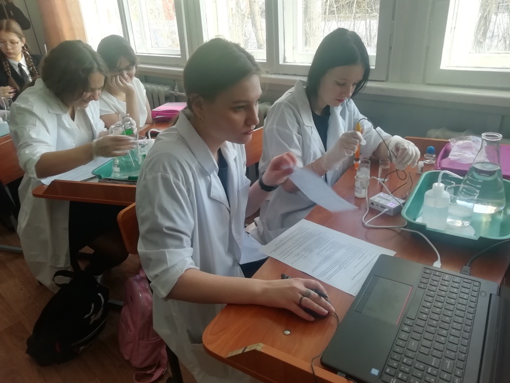 Лаборант химического анализа — сотрудник, занимающийся химическим и физико-химическим анализом различных веществ.