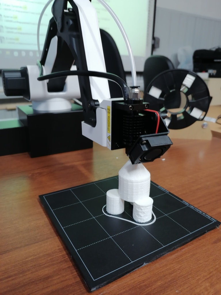 3D-печать, или аддитивное производство, - это построение трехмерного объекта из CAD-модели или цифровой 3D-модели.
