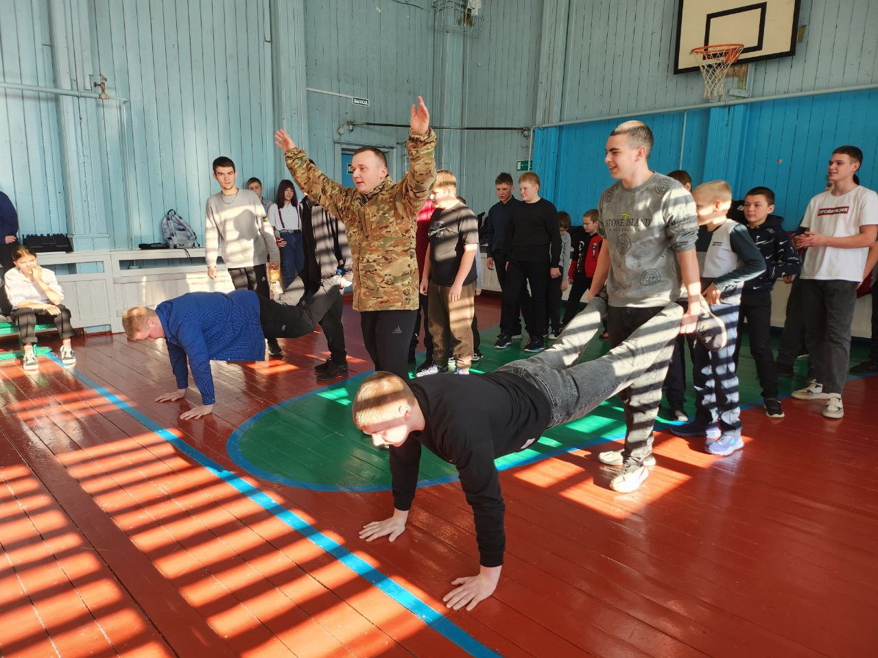 А ну-ка, мальчики: конкурс силы, смекалки и выносливости.