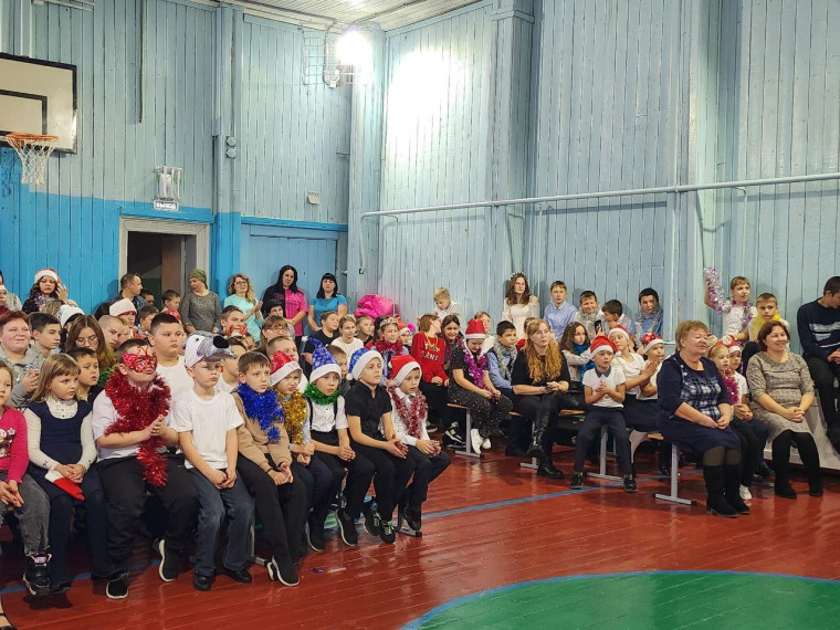 "Мастера караоке" поют новогодние песни.