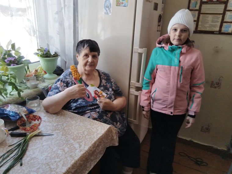 "Орлята России" в женский день дарят цветы.
